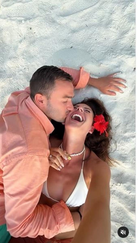 Klaudia Halejcio migdali się z ukochanym na piasku