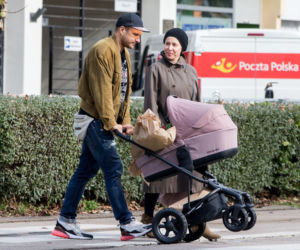 Piotr Stramowski i Katarzyna Warnke pierwszy spacer z dzieckiem