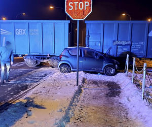 Zignorowała znak stop i wjechała pod pociąg! 40-latka cudem uniknęła śmierci