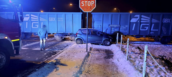 Zignorowała znak stop i wjechała pod pociąg! 40-latka cudem uniknęła śmierci