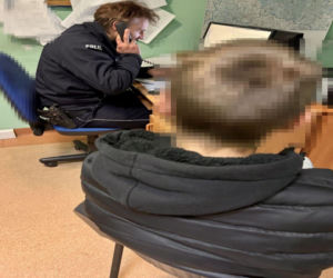 Horror w Ostrowie. Nastolatkowie pobili 13-letnią koleżankę w lesie i spryskali gazem. Potem upokorzyli