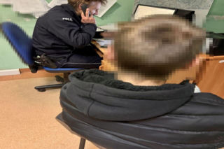 Horror w Ostrowie. Nastolatkowie pobili 13-letnią koleżankę w lesie i spryskali gazem. Potem upokorzyli