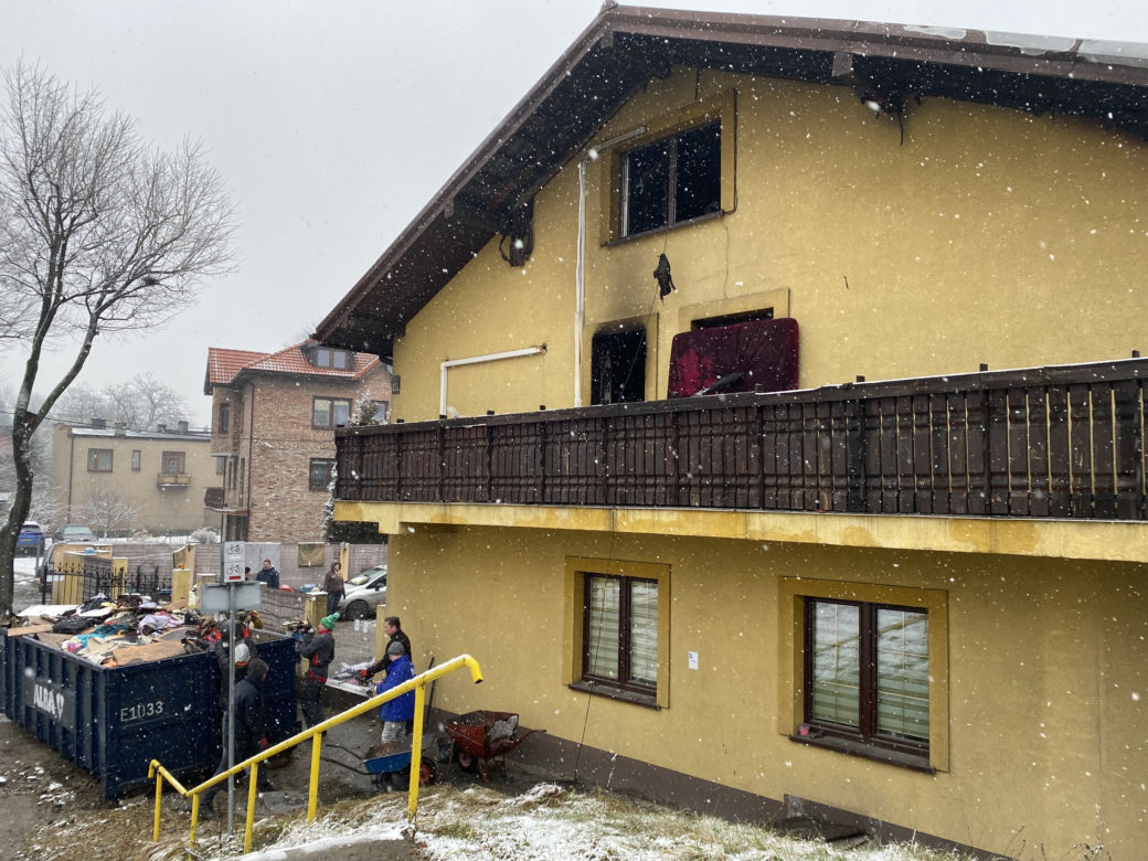 W ogniu stracili wszystko. "Wyniosłem córkę na rękach do żony na balkon, sam wyskoczyłem przez okno"