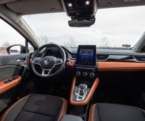 Peugeot 2008 GT Line vs Renault Captur Intens