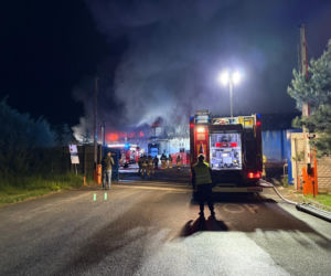 Potężny pożar w Chróścinie niedaleko Góry. Pali się zakład przetwórstwa mięsnego