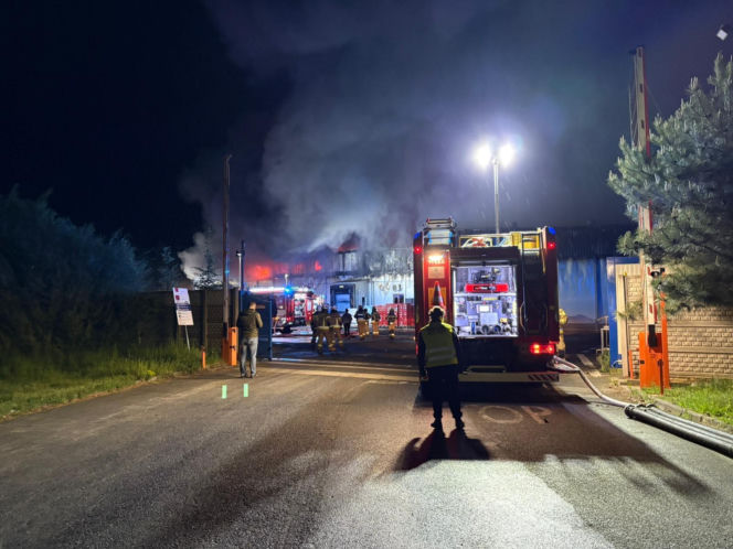 Potężny pożar w Chróścinie niedaleko Góry. Pali się zakład przetwórstwa mięsnego