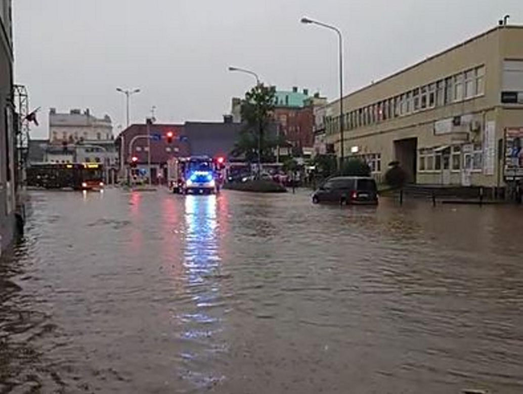 Powódź w Bielsku-Białej. Ulice zamienił się w rzeki. Zalane auta i posesje 