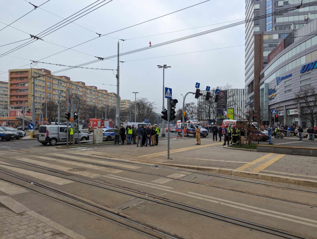 Wjechał samochodem w grupę pieszych. Przerażający wypadek na placu Rodła