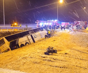 Tragedia na autostradzie A4. Autokar runął do rowu. Zginęła 1 osoba, jest 9 rannych! [ZDJĘCIA]
