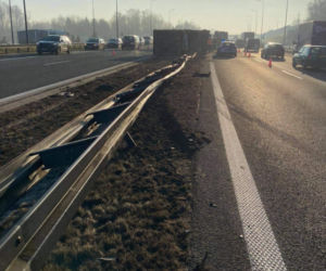 Kraków: Na A4 WYSTRZELIŁA opona ciężarówki! Pojazd leży na boku, OGROMNE utrudnienia 