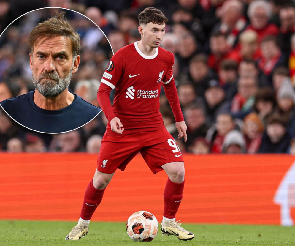 Mateusz Musiałowski na boisku w stroju Liverpoolu. Na miniaturze obok trener Jurgen Klopp. O kulisach kariery piłkarza na Eska.