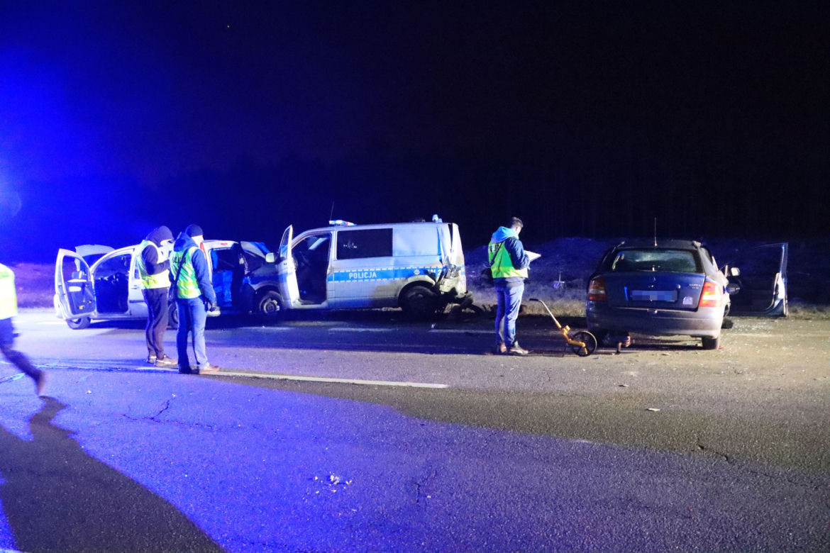 Groźny wypadek w Świnoujściu. Opel roztrzaskał się na policyjnym radiowozie