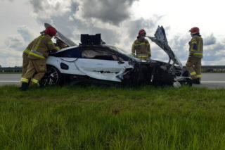 Sportowe BMW zderzyło się z ciężarówką! Paskudny wypadek na A2 [ZDJĘCIA]