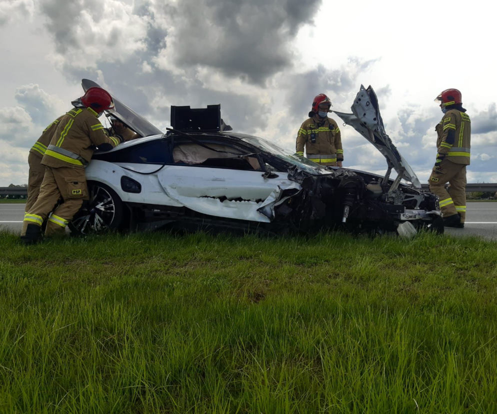 Sportowe BMW zderzyło się z ciężarówką! Paskudny wypadek na A2