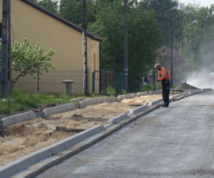 Prace na drodze Nowy Świat – Ludwików: Droga równa jak stół! Kiedy kierowcy nią przejadą? 