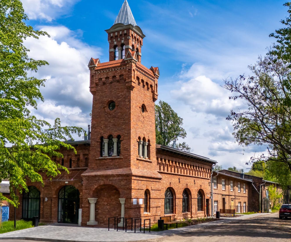 Zabytkowa wieża i budynki szybu Franciszek w Rudzie Śląskiej. O rewitalizacji kopalni przeczytasz w serwisie Architektura.