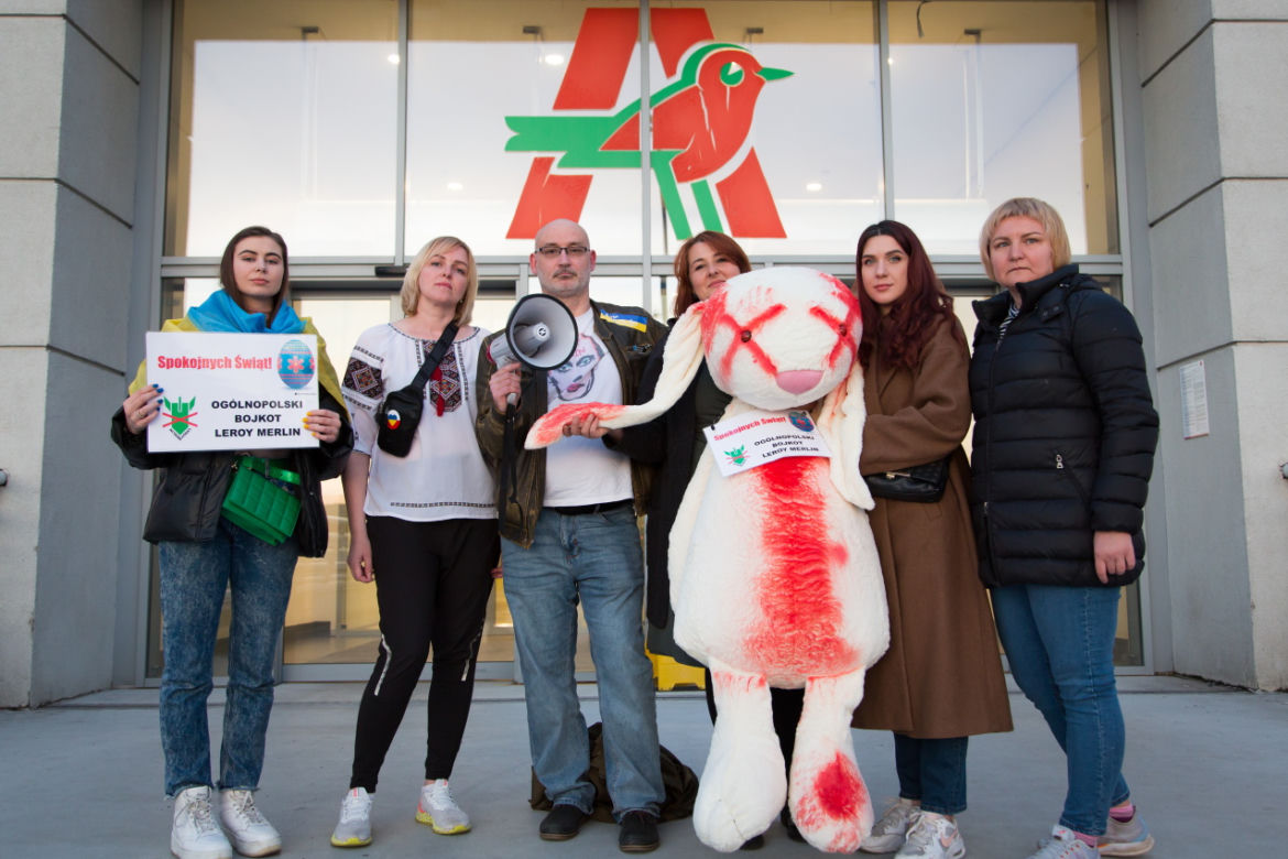 Protest przed Auchan w Warszawie. „Wspierasz ludobójstwo i cierpienie”