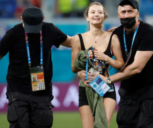 Dziewczyna przerwała mecz na Euro