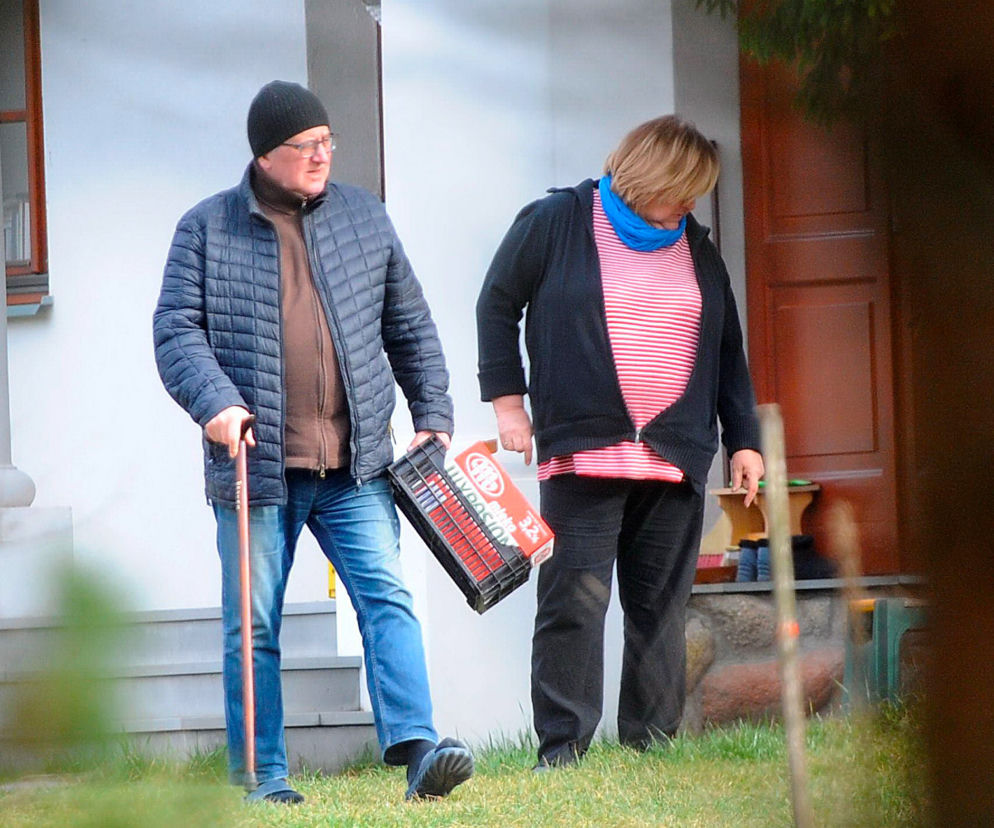 Bronisław Komorowski chodzi o lasce