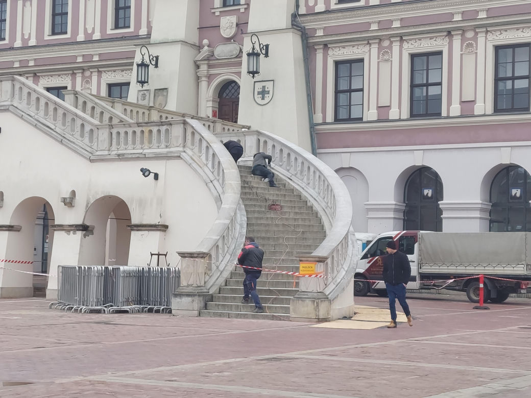 Renowacja  schodów budynku Ratusza