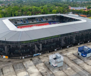 Z zewnątrz otacza go kokon o zaokrąglonych narożnikach, który, oświetlony, przybiera klubowe barwy. Stadion w Zabrzu.