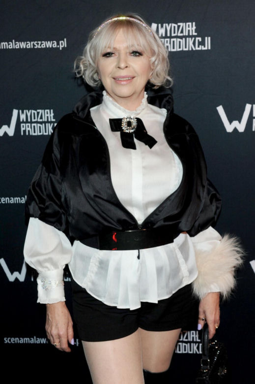 Violeta Arlak w zmysłowym stroju pokojówki