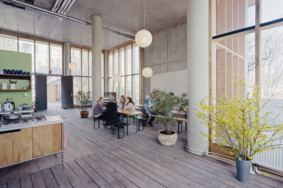 Zespół Spreefeld, Berlin. Wspólna świetlica na parterze
