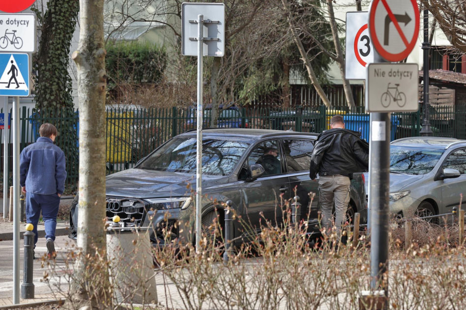 Tomasz Karolak parkuje jak król na włościach