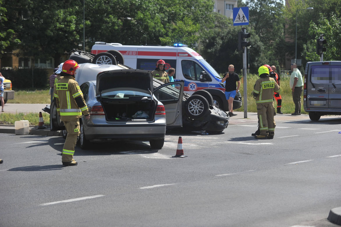 Wypadek na Sokratesa. Saab huknął w taksówkę, auto dachowało