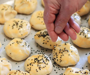 Nie masz drożdży, a chcesz świeże bułki na śniadanie? Te puszyste bułeczki twarogowe zrobisz w 20 minut