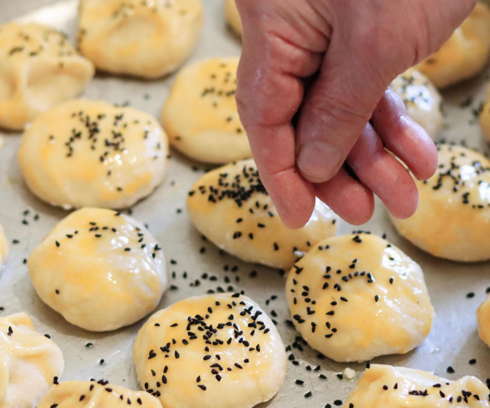 Nie masz drożdży, a chcesz świeże bułki na śniadanie? Te puszyste bułeczki twarogowe zrobisz w 20 minut