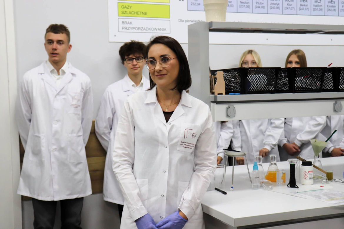 W Liceum Ogólnokształcącym w Górze otwarto nowoczesną pracownię chemiczną [ZDJĘCIA]