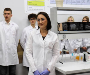 W Liceum Ogólnokształcącym w Górze otwarto nowoczesną pracownię chemiczną [ZDJĘCIA]