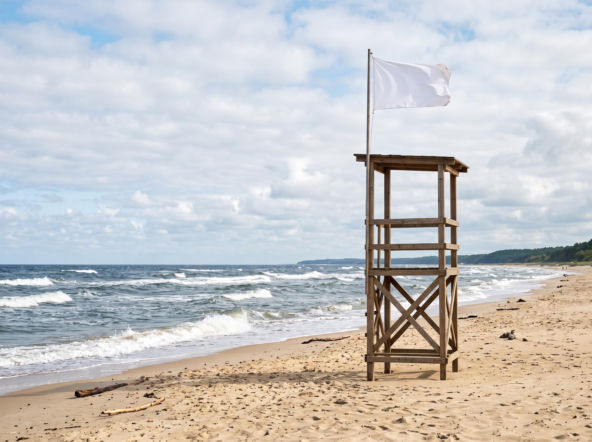 Sinice Dąbki. Czy w Dąbkach można się kąpać 27.08? Flaga, warunki pogodowe