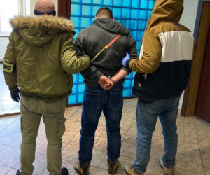 Katowice: Wpadli do mieszkania i brutalnie pobili 40-latka. Jeden ze sprawców miał 17 lat! Poszkodowany przeszedł operację