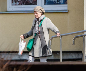 Kotulanka wyrzuca flaszkę