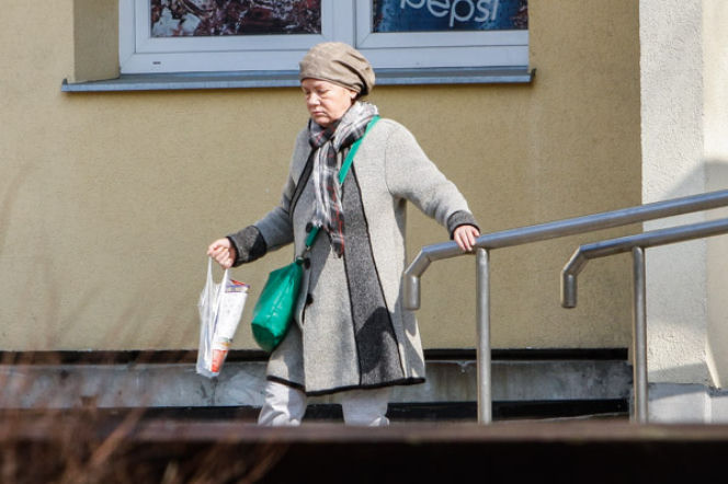 Kotulanka wyrzuca flaszkę