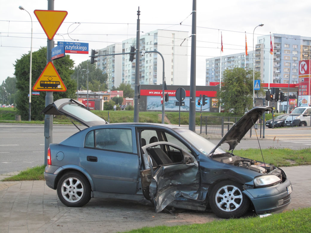 Łódź. Poranny wypadek na Retkini. Zderzenie opla i volkswagena