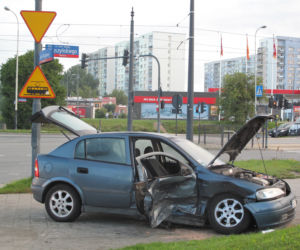 Łódź. Poranny wypadek na Retkini. Zderzenie opla i volkswagena