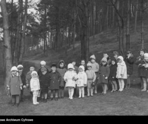 Przedszkolaki na spacerze (1934 r.)