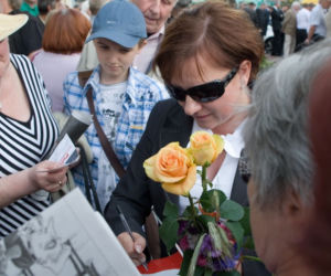 Beata Kempa śpiewa na wiecu PiS w Łomży 