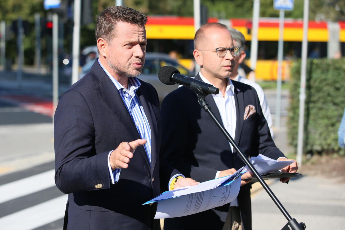 Rafał Trzaskowski spóźniony na konferencję. Wysiadł na zakazie!