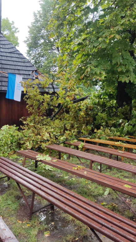 Gwałtowna nawałnica przeszła przez region tarnowski. Zalane ulice, uszkodzone dachy i połamane drzewa