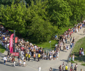 Tłumy w Warszawie! Czekają na koncert Bad Bunny'ego
