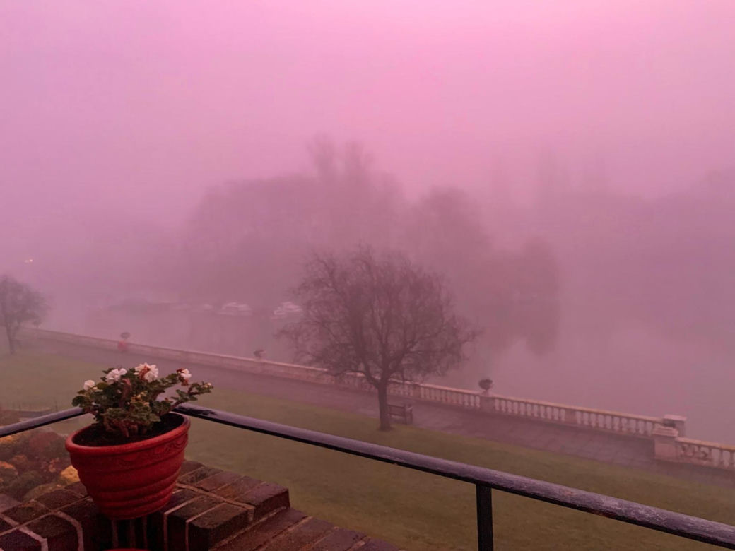 Różowa mgła nad Europą! Meteorolodzy mają wyjaśnienie