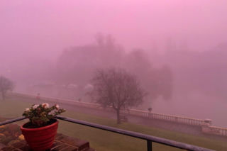 Różowa mgła nad Europą! Meteorolodzy mają wyjaśnienie