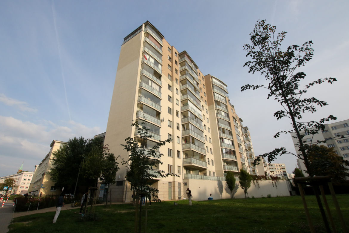 Osiedle grozy. Deweloper planuje blok oddalony o 4 metry od balkonów