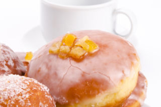 Pączki, faworki czy rogale? Co wybrać na Tłusty Czwartek, by ominąć drożyznę?