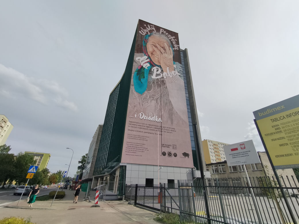 Legenda powróciła do Białegostoku. Słynny mural "Wyślij pocztówkę dla babci" oficjalnie odsłonięty