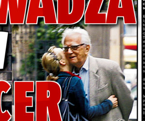 Wyprowadza męża na spacer
